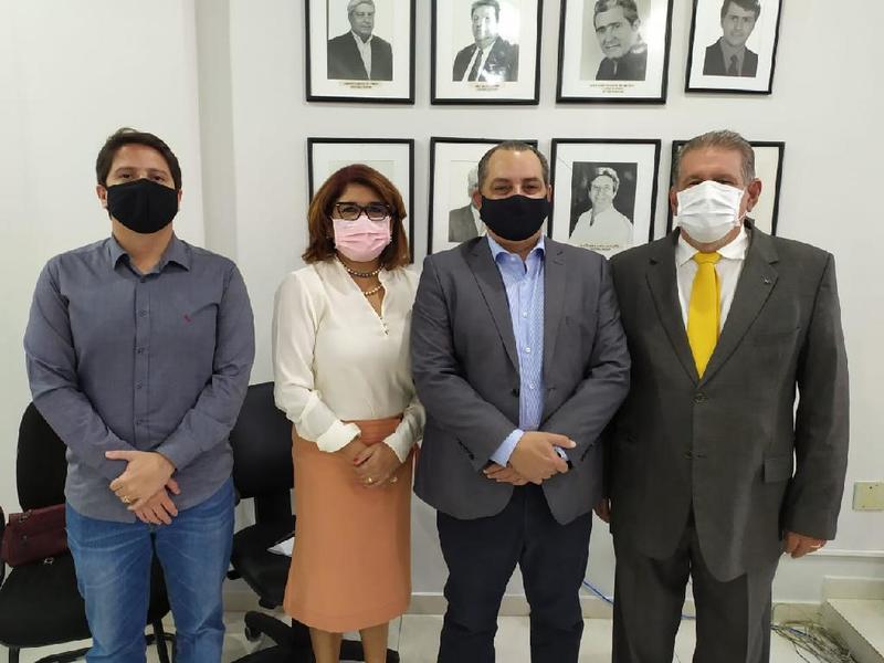 Foto da posso do vice-presidente da JUCEMAT contendo, da direita para a esquerda, o secretário-geral, Julio Muller, a presidente, Gercimira Rezende, o secretário de desenvolvimento econômico, César Miranda e o vice-presidente, Hélio de Arruda.